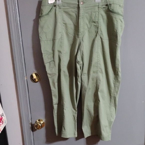 croft & barrow Pants - NWT Croft & Barrow Olive Capris